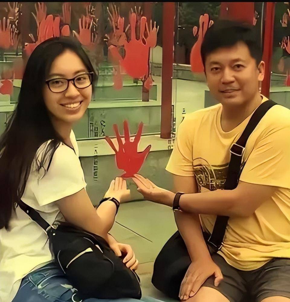 何政军一家三口合照曝光!