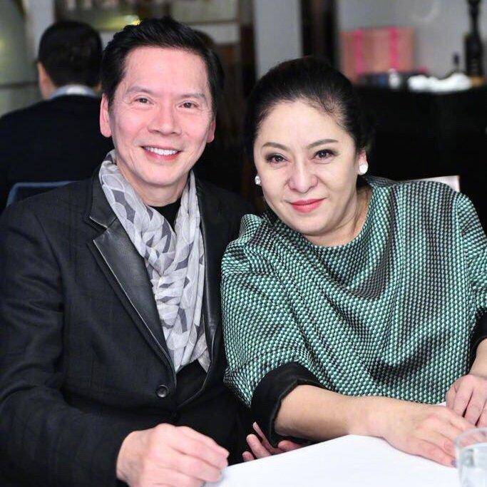 向华强一把手,她负责匹配演员,场地,资金等;香港很多影星都被他们捧红