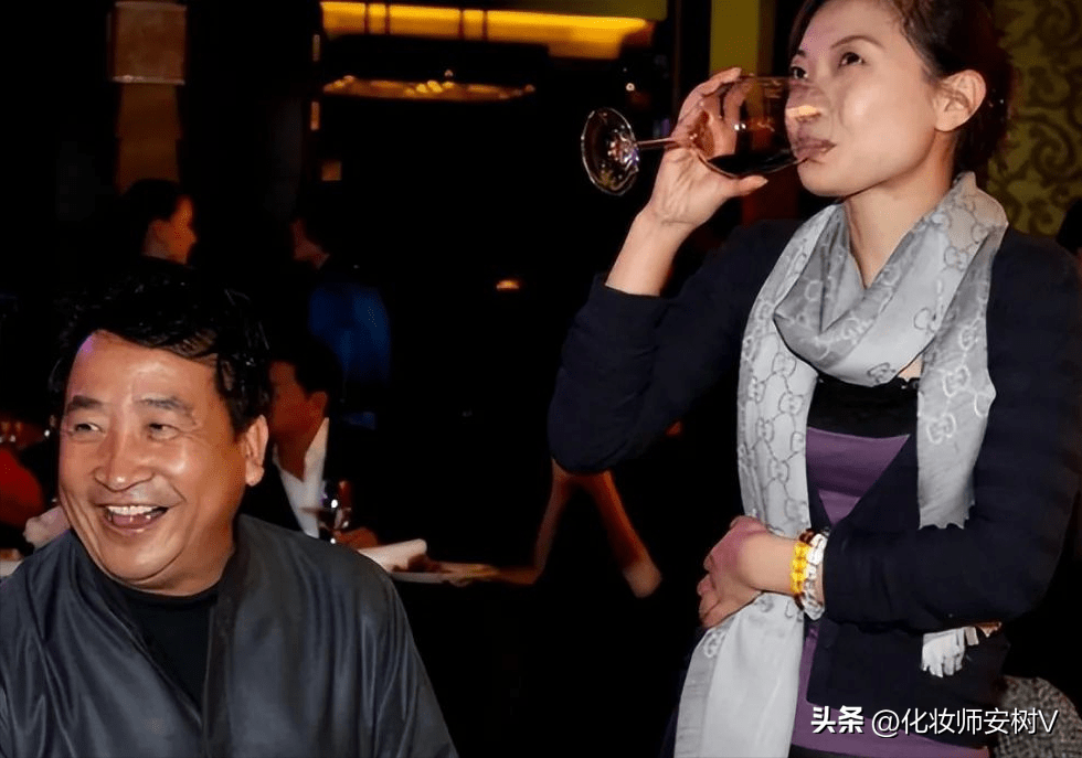 43岁女儿身姿婀娜,长相与姜昆如出一辙_身材_银白色_气质