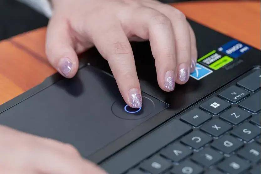 顶级 OLED 屏幕 + 虚拟旋钮的高能轻薄创作本:华硕灵耀 Pro 14 测评