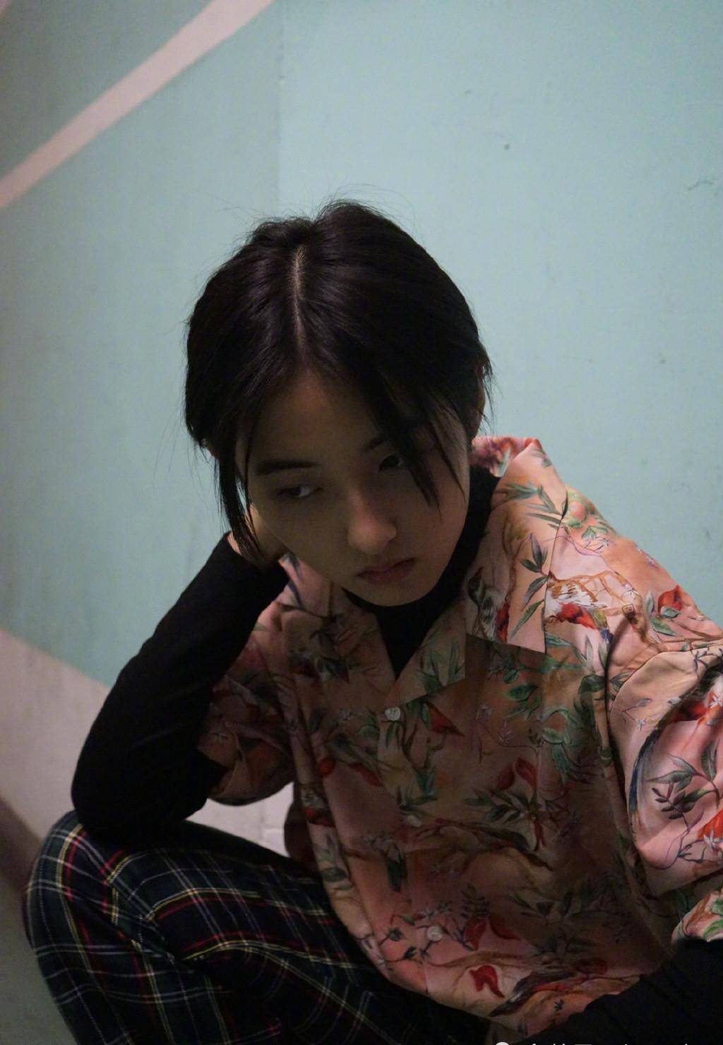 18岁,张子枫第一次穿男装,4000的印花衬衫帅到认不出来,身材配上_姐姐