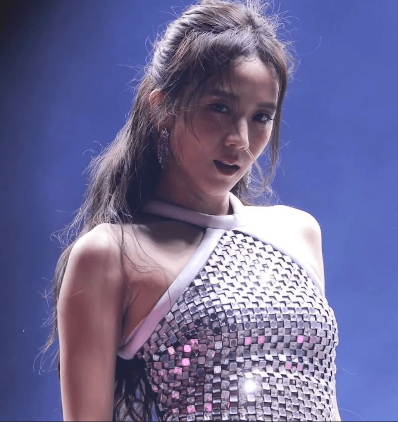 金智秀科切拉solo大热单曲《flower》,曲罢吹口哨撩人又魅惑_魅力