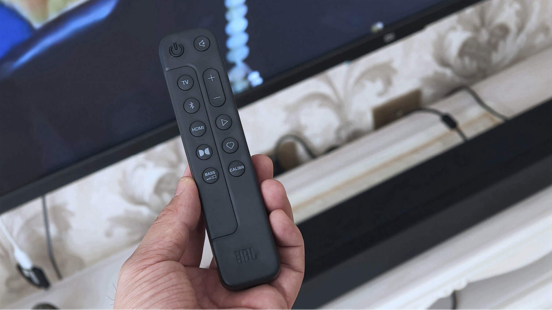 遥控器按键不多,但键位分布合理,除了开关机,音量,播放暂停,以及几个