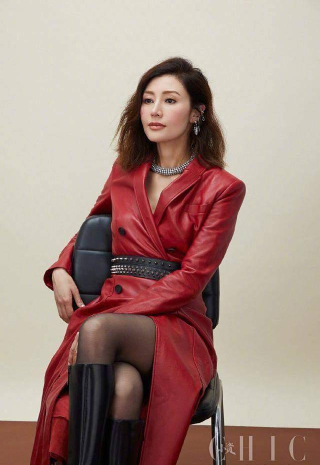 50岁李嘉欣晒与老公12周年大片!