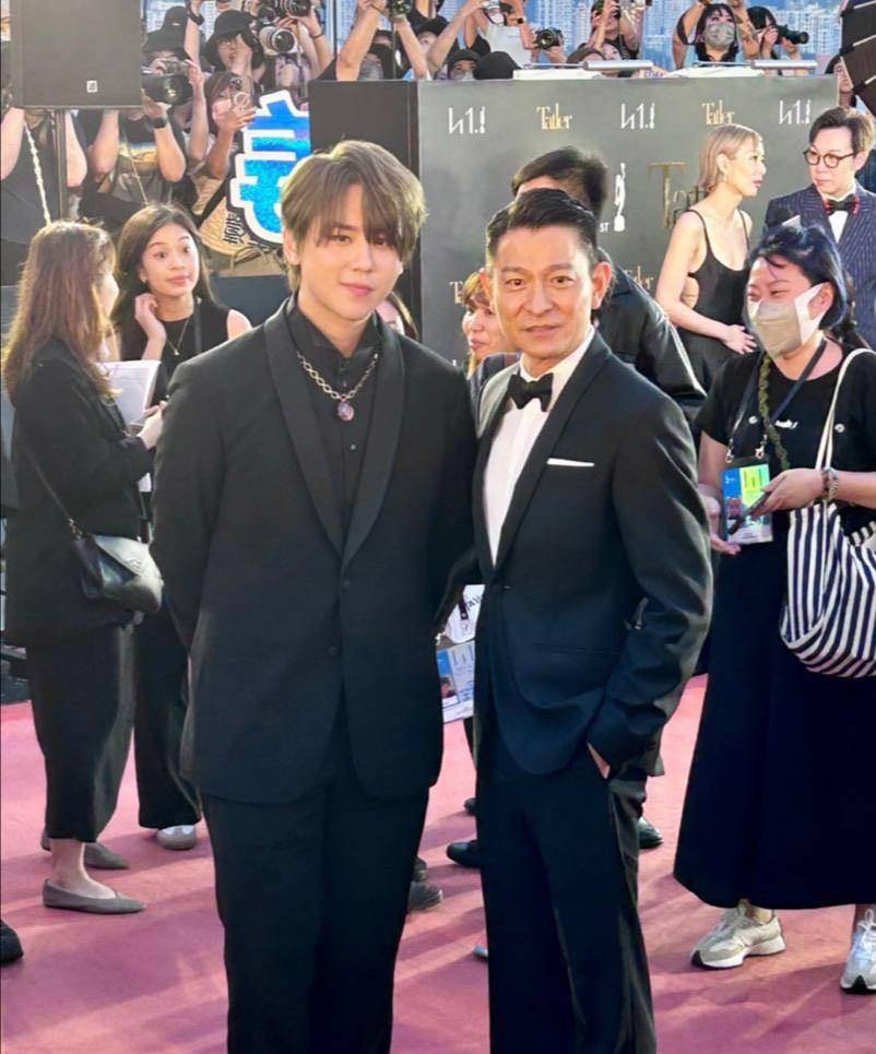 男神刘德华出席金像奖与新男神合影引发热议_姜涛_活动_合作