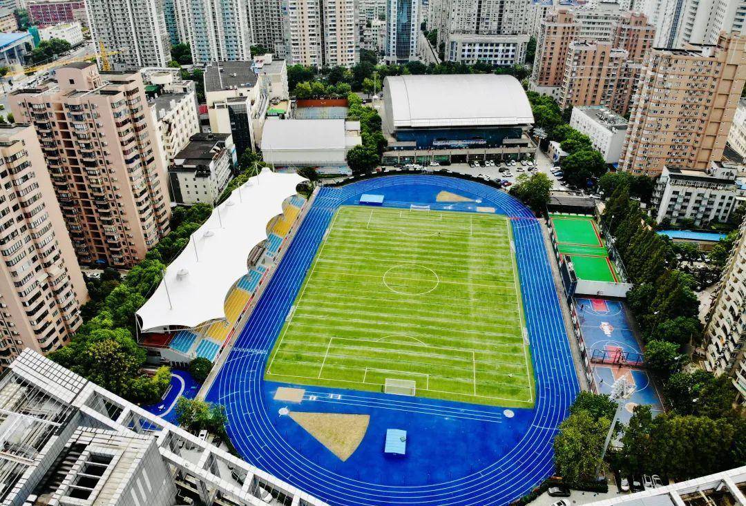 当时的国外公园(今复兴公园)内设有球场,开展学生体育运动和早期无线