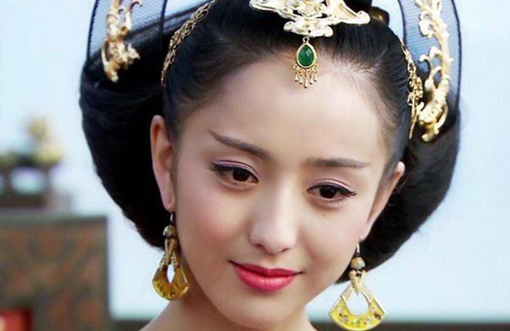 首先是古装剧《母仪天下》,佟丽娅在剧中饰演名媛赵飞燕.