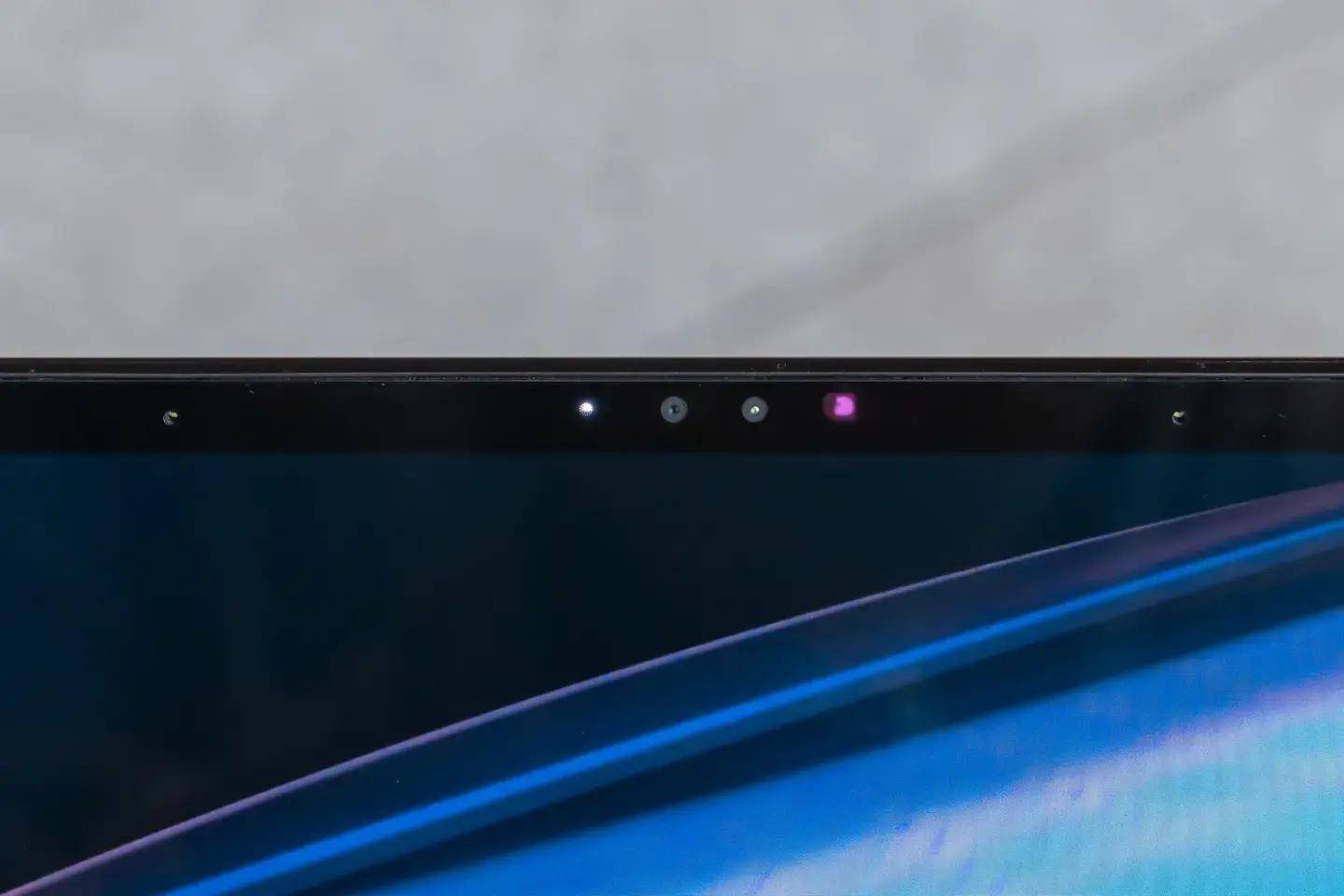 顶级 OLED 屏幕 + 虚拟旋钮的高能轻薄创作本:华硕灵耀 Pro 14 测评