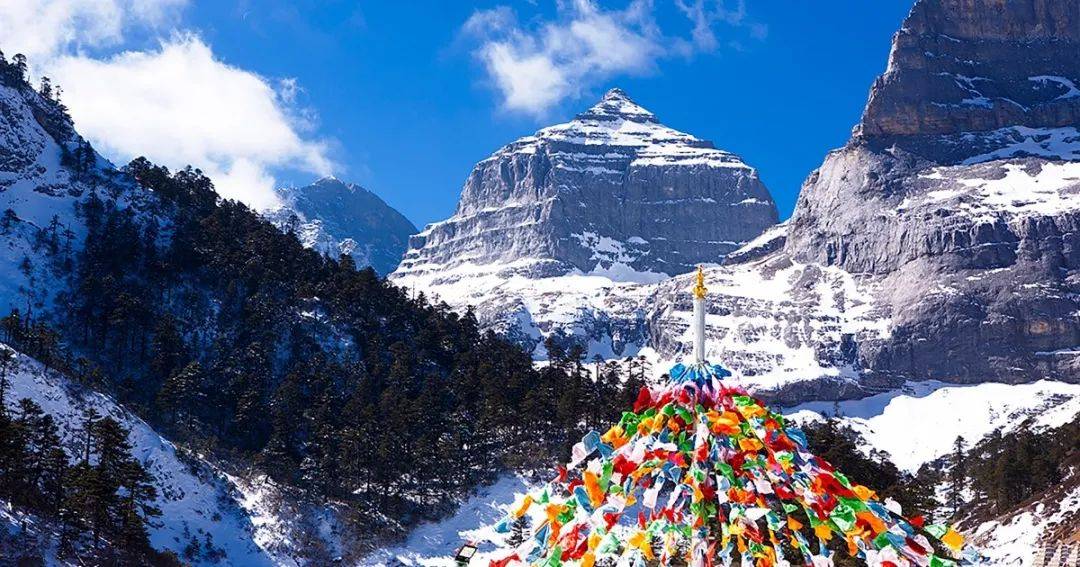 香巴拉佛塔静静矗立纯净的天空下牧场上杜鹃花次第开放阳光清澈,雪山