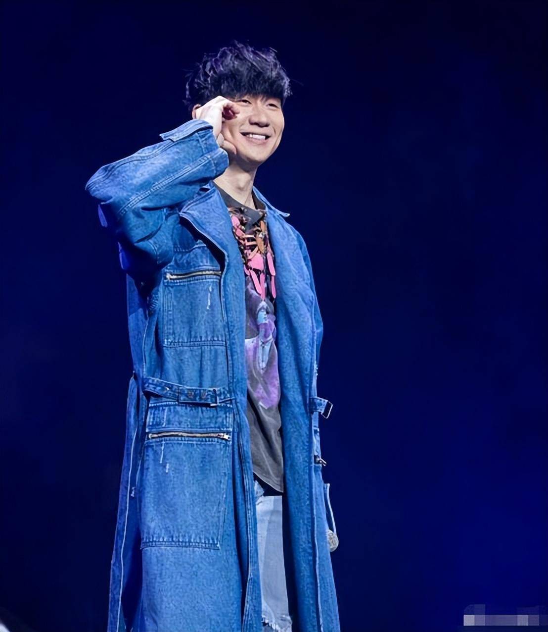 林俊杰第15张专辑正式发行,曲风多变直击灵魂,他是华语乐坛的神_首歌