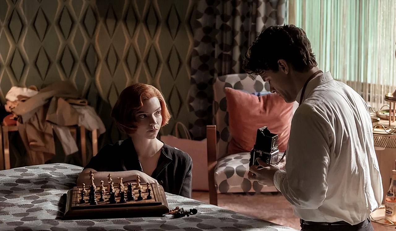 《后翼弃兵》因为有"瘾",我们感到不安,而爱是成瘾症最佳解药_贝丝