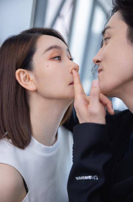 戚薇现身活动,身材发福依旧自信,幸福称出门前李承铉会帮戴钻戒_妻子