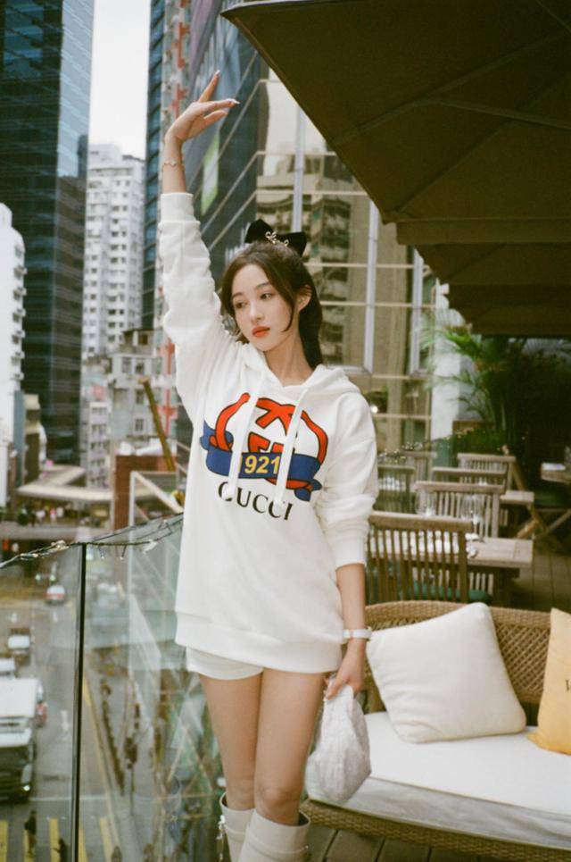 孙嘉璐街拍笑容阳光,演反派却让人想起《黑暗荣耀》的妍珍_卫衣_时尚