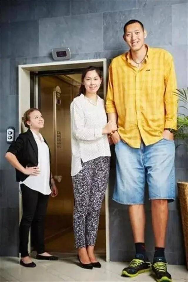 2米36孙明明一家近照,退役转型成功,1米87妻子漂亮,女儿可爱_身高_nba