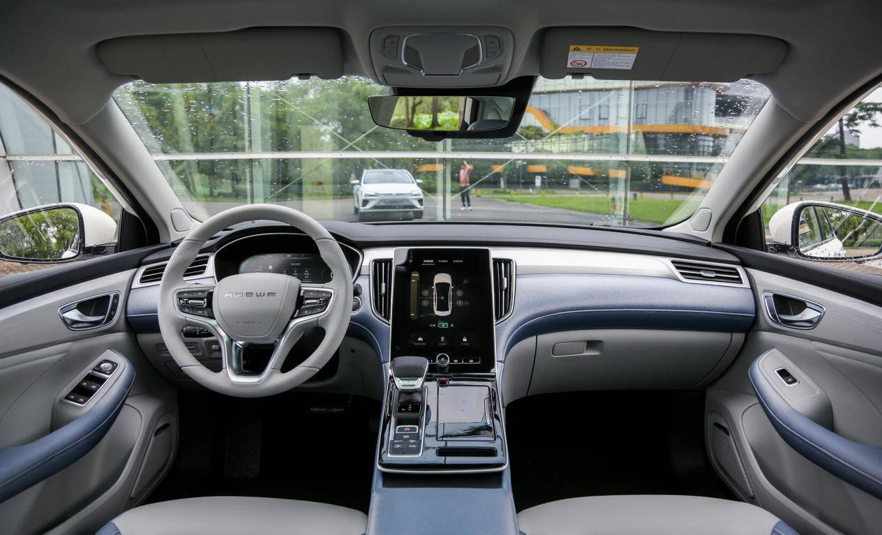 整个内饰兼具了科技感和家居感!