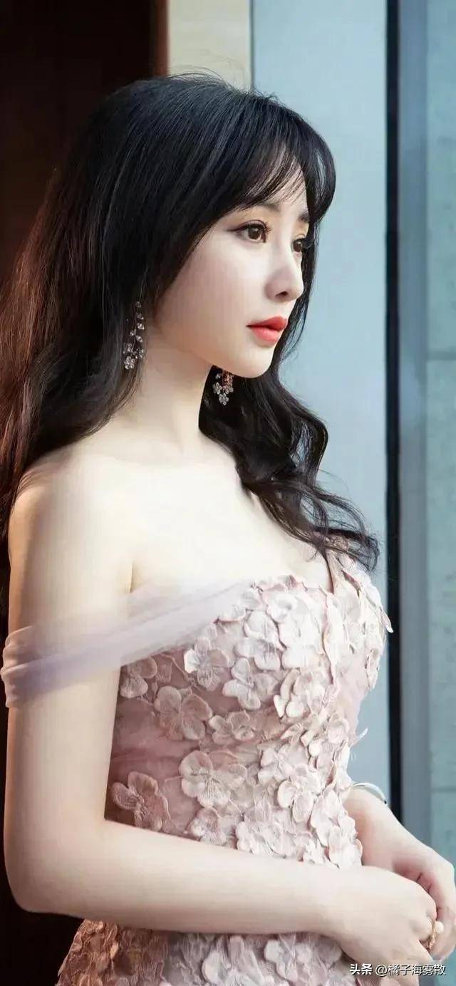 柳岩这姑娘真敢玩呢,居然还"敢"穿低身材裙,王智泳衣装极致魅惑_时尚