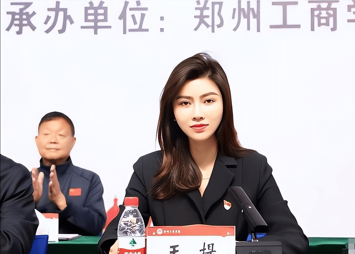 大学校长颜值"天花板",学历更是惊人,网友:这是要逆袭吗?