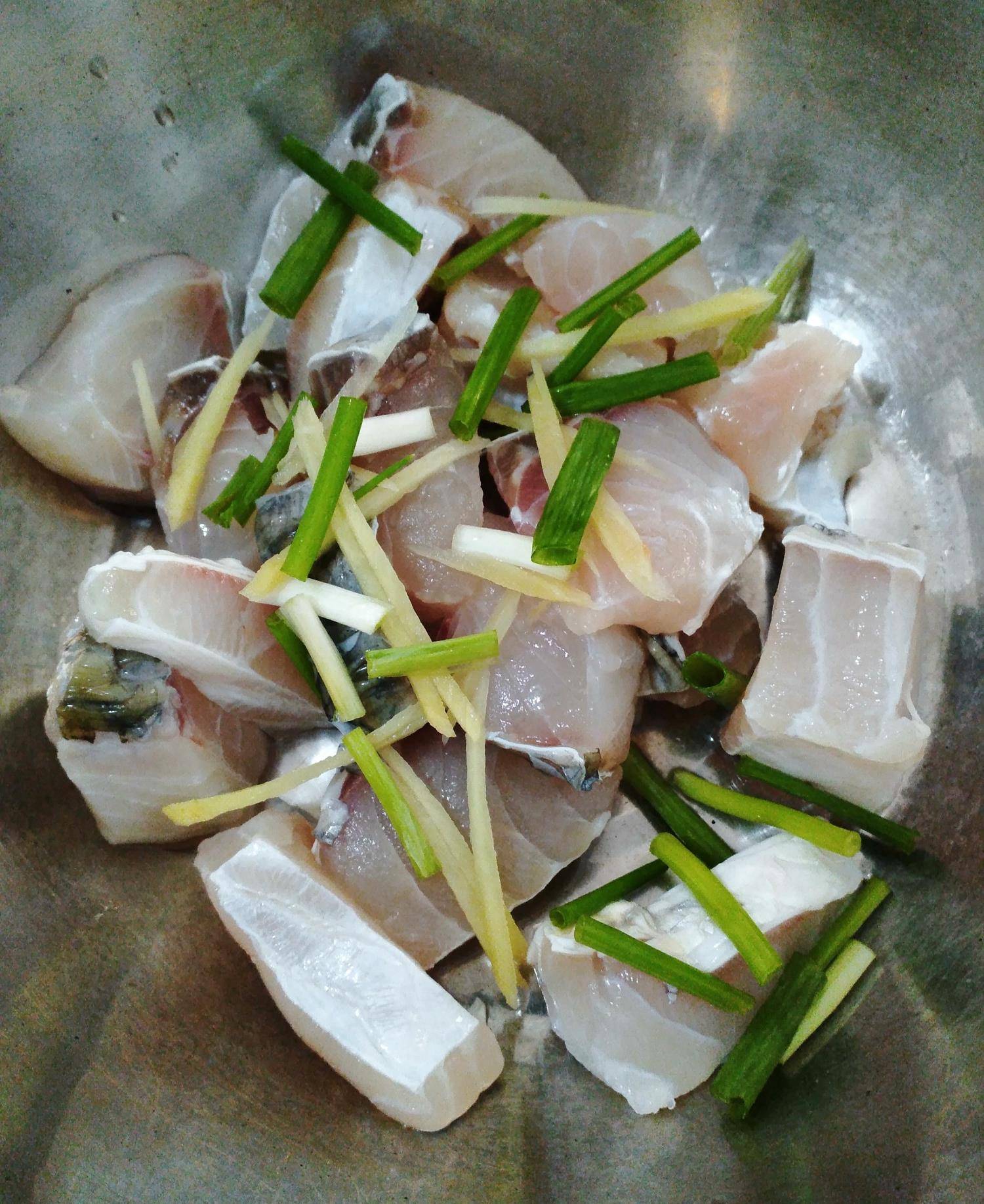 草鱼清理干净,切成鱼块详细做法:所需食材及调料:草鱼,料酒,干辣椒
