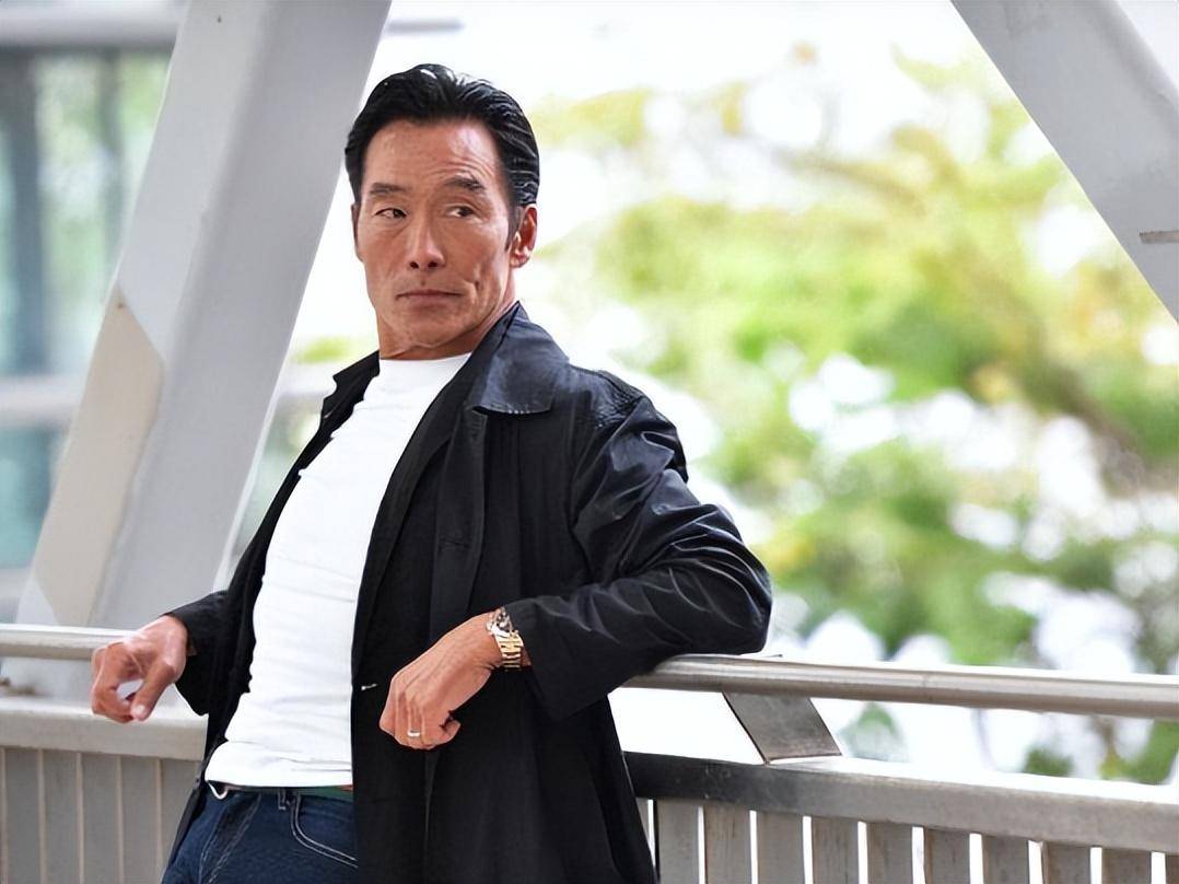 58岁郑浩南定居内地,穿西装吃快餐,因女子不忠卷款消失疑抑郁_鲍爱玲