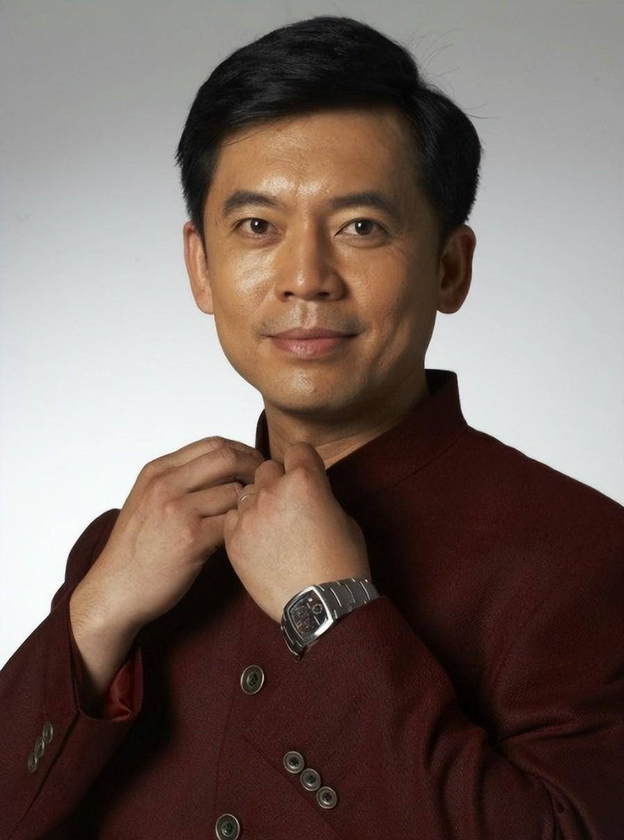 "赵政委"何政军:错过巩俐,娶初恋为妻,相爱30年,至今无绯闻_工作_父亲