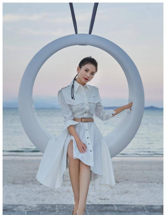 43岁刘涛不服老,穿白裙扎高马尾,身材姣好如少女_裙子_深蓝色_白色