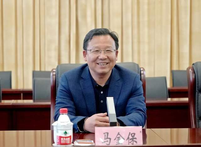 张双楼矿党委书记张建华在党群活动中心热情接待了淮海医管公司,徐州