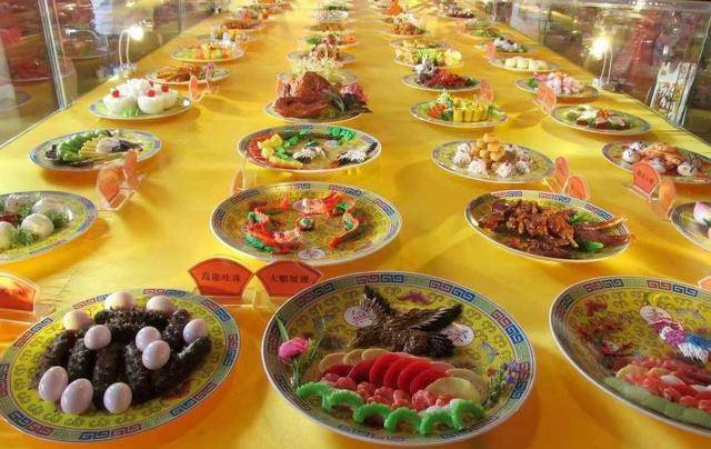 溥仪曾经回顾了自己前半生的皇帝生涯,他说御膳房里制作出来的膳食大