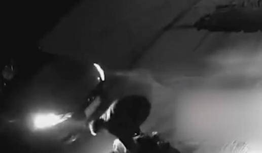 女子倒车忘关车门，4岁孩子跑下车不料惨遭碾压，孩子怎么样了？（倒车压死小孩）
