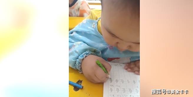 三岁半的宝宝，已经开始学习写字了，一笔一划好认真