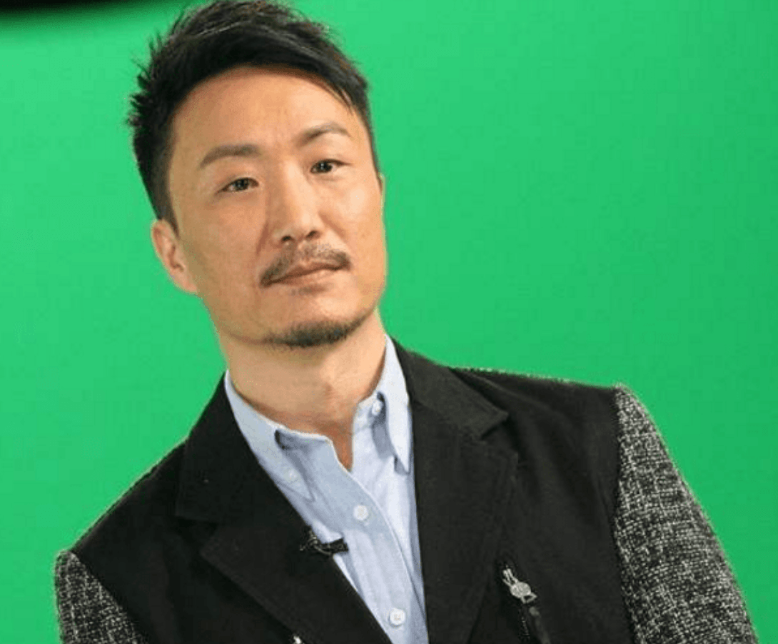 51岁郑中基近照曝光,留长发参加幼儿园家长会献唱,被赞接地气_网友