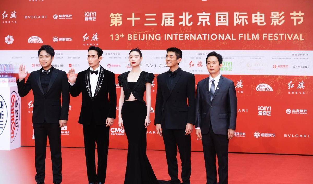 摔倒,甩裙子,狼狈让c,一场北影节红毯,看清了最真