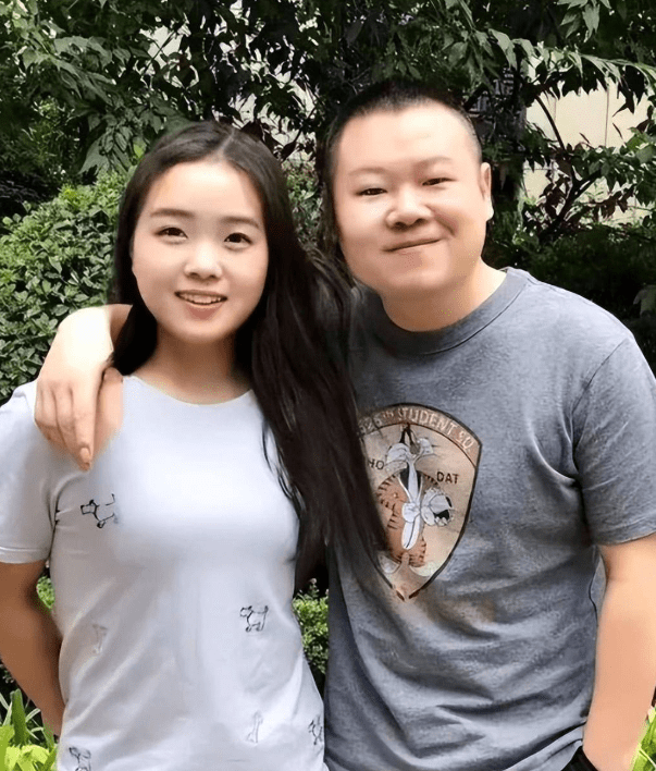 38岁岳云鹏两鬓斑白,脸部松垮皱纹多,网传包养女大学生育私生子_郑敏