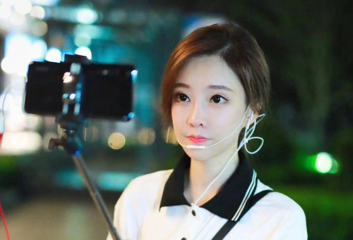 冯提莫本名冯亚男,17岁就开始在某平台上出镜,最开