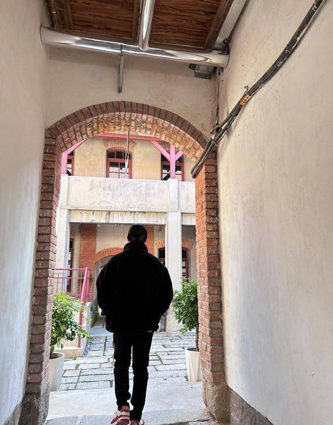 黄晓明打卡青岛老街,穿毛绒外套像小鲜肉,独自逛街背影让人心酸_男性