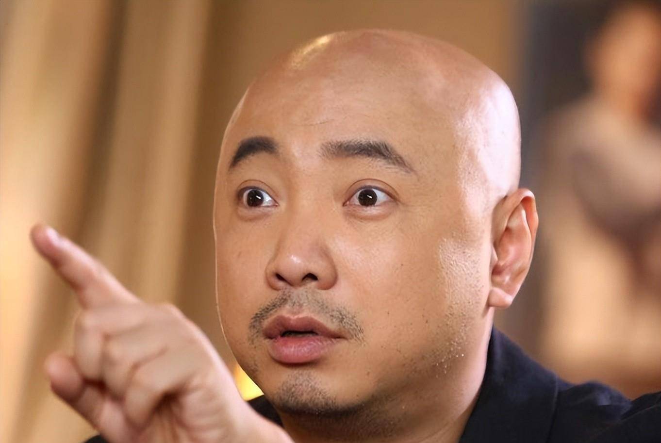 徐峥:20岁遭遇脱发危机,成名后被同行抵制,如今成百亿票房导演_黄渤