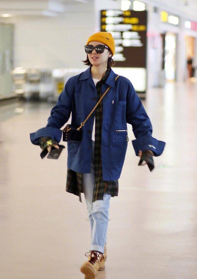 郁可唯慵懒风穿出新高度!条纹外套配渔夫帽,随性,时髦又可爱!