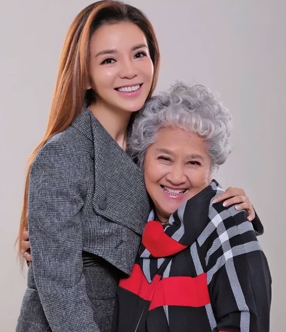 朱迅抱母亲遗像落泪,花圈挂满大厅,晚年住加拿大养老院成遗憾_个人