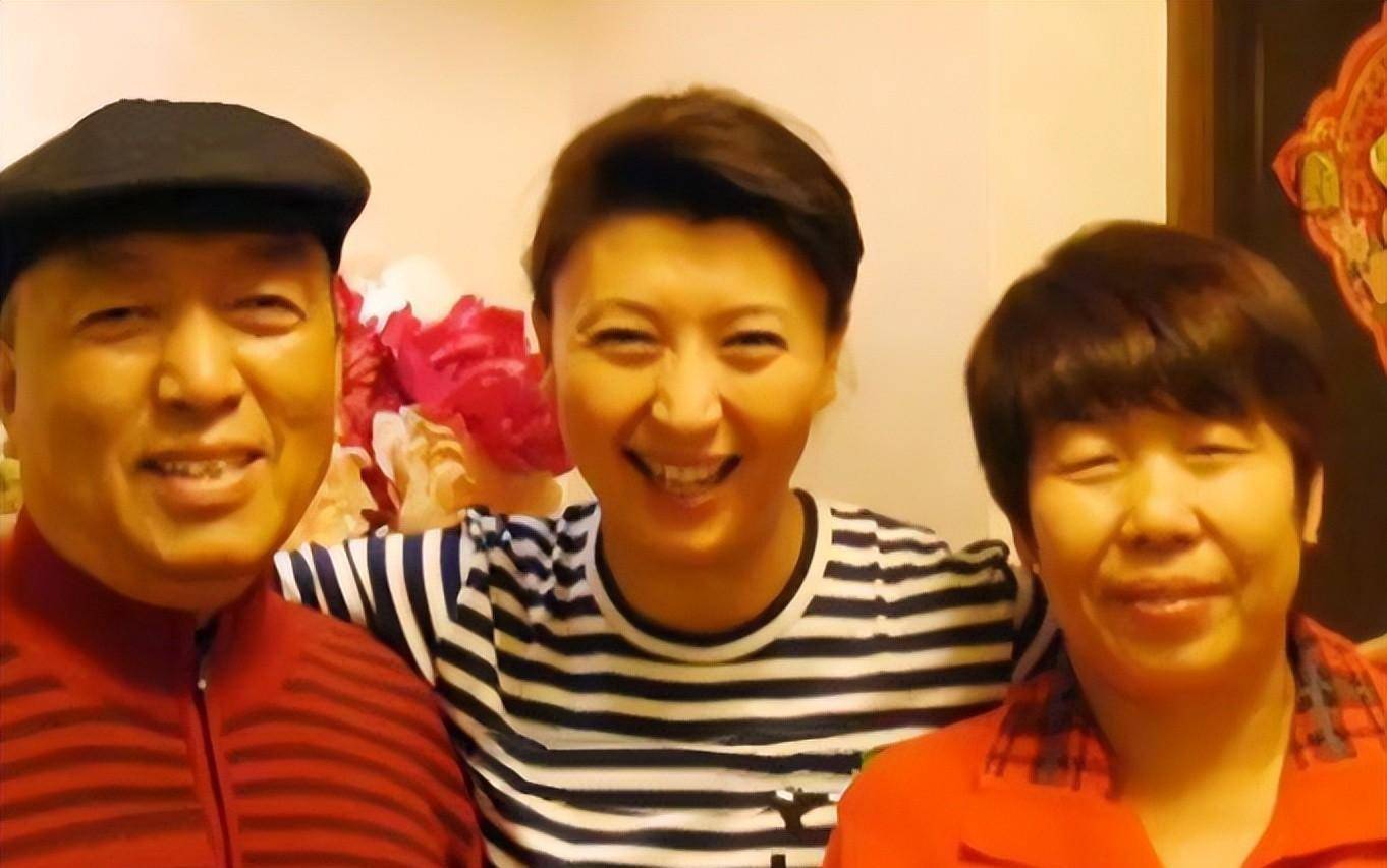 亲手拔掉父亲氧气管,送母亲回老家养老,闫学晶凭什么被称孝子?