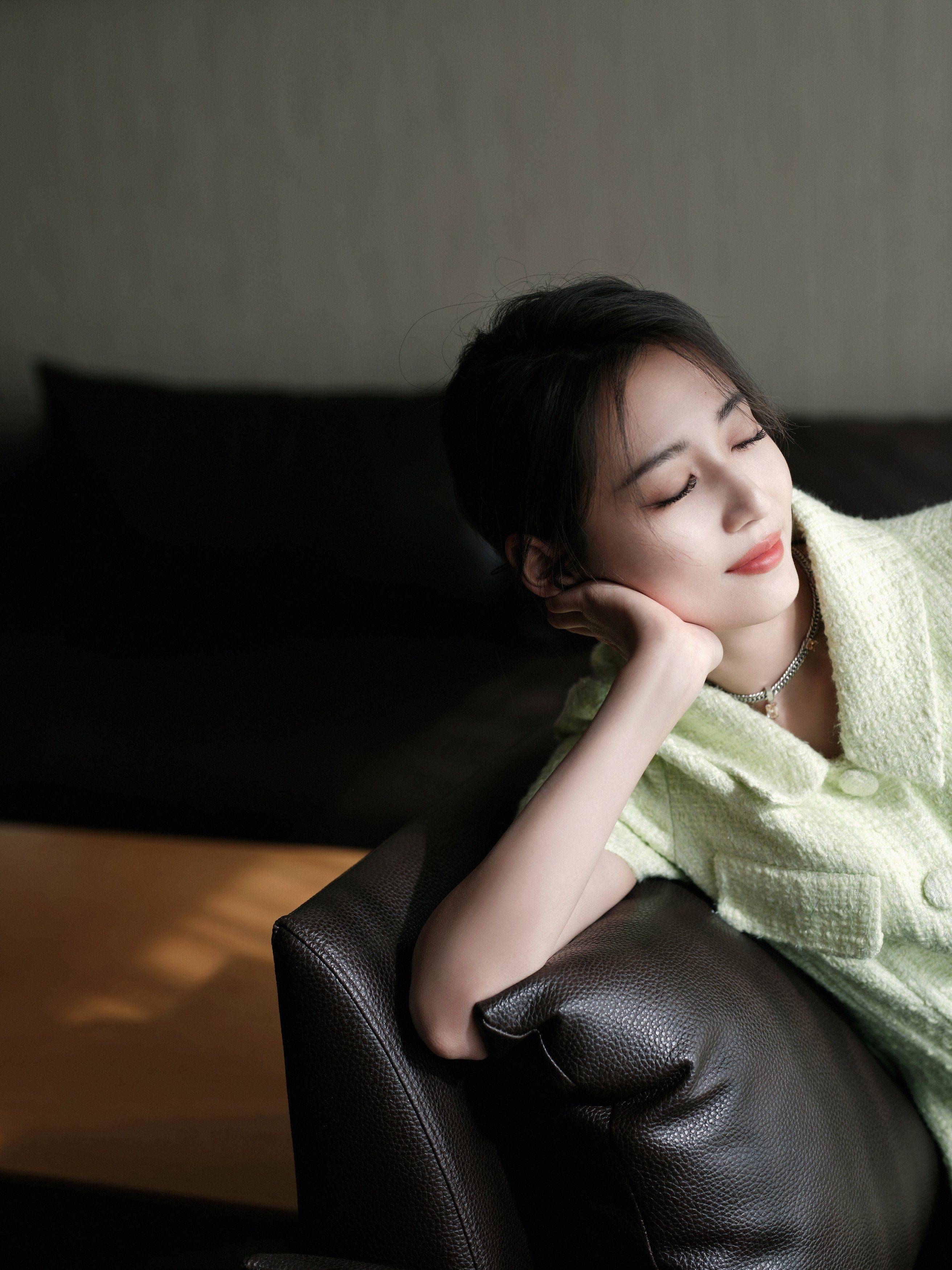 陈钰琪绿色连衣裙性感美腿写真_吊带_演技
