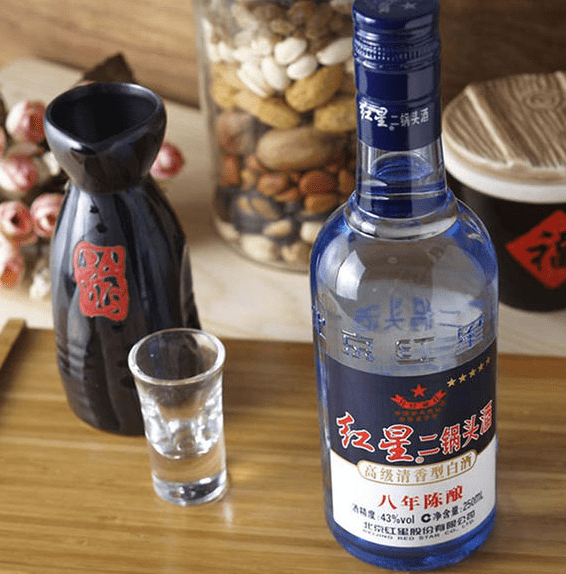 今天就教大家三个招数,一眼就能看出红星二锅头的真假.