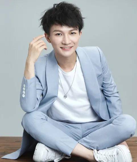 节目中导演照顾矮个周深,身高成为他笑柄,看高智商的他如何化解_周深