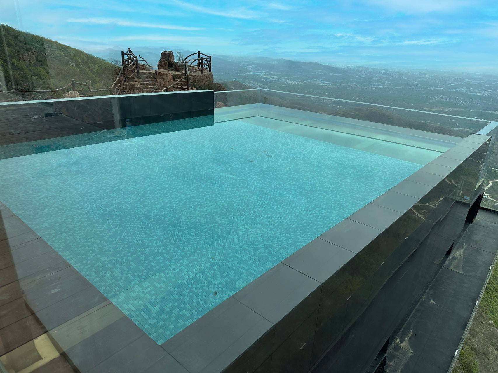 郑州联盛设计悬崖泳池 妙用aop高级氧化消毒机_技术_工程_服务