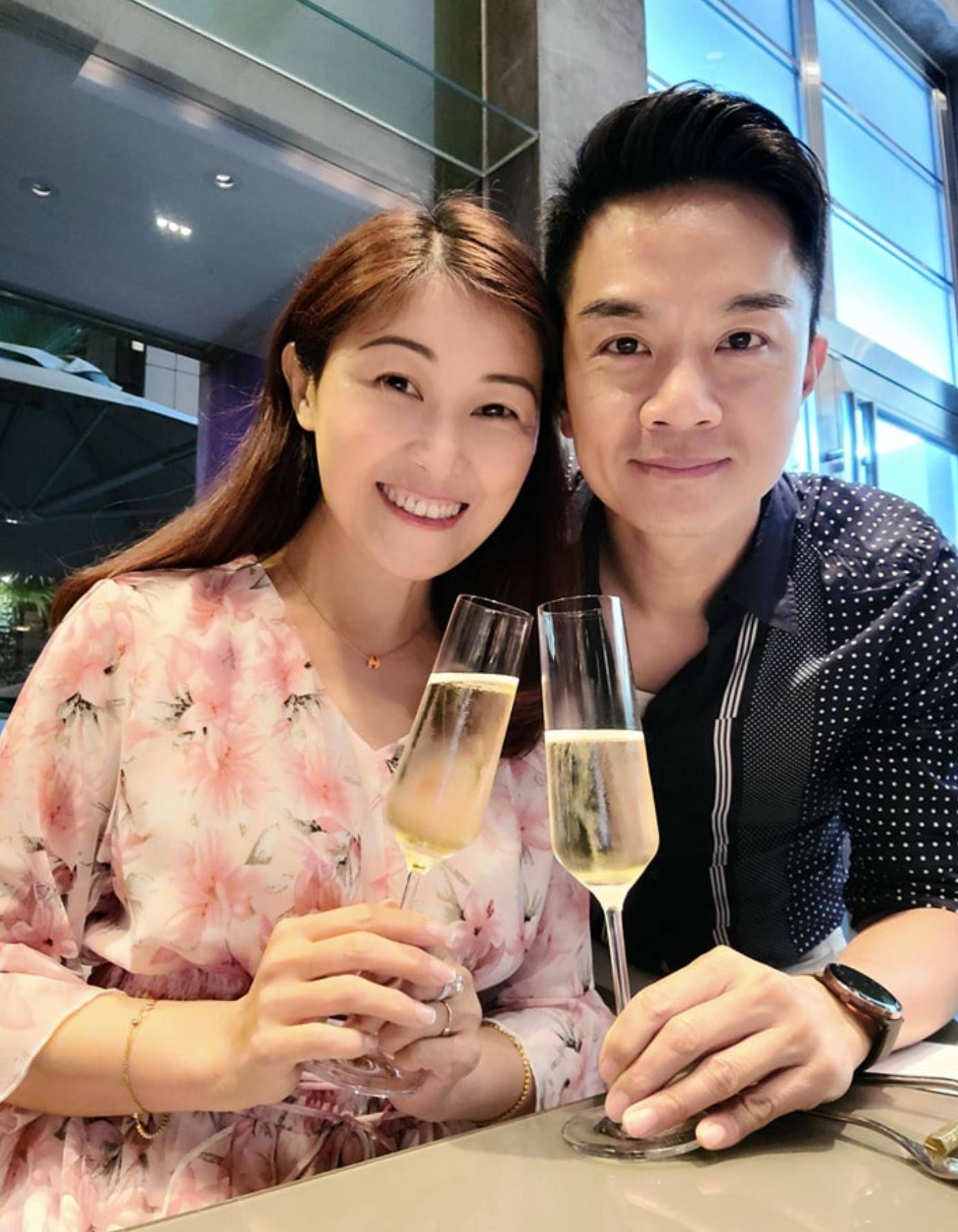 胡诺言·陈琪去参加浪漫晚宴庆祝他们结婚14周年,夫妻俩晒出恩爱合照