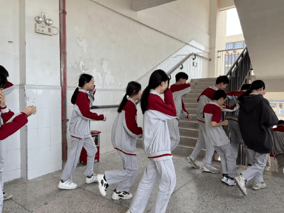 丰顺县实验中学召开"五一"放假安全专题会议及举行消防应急疏散演练