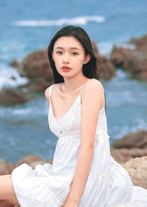 林允形象蜕变床上露肩自拍秀_发展_周星驰_电影