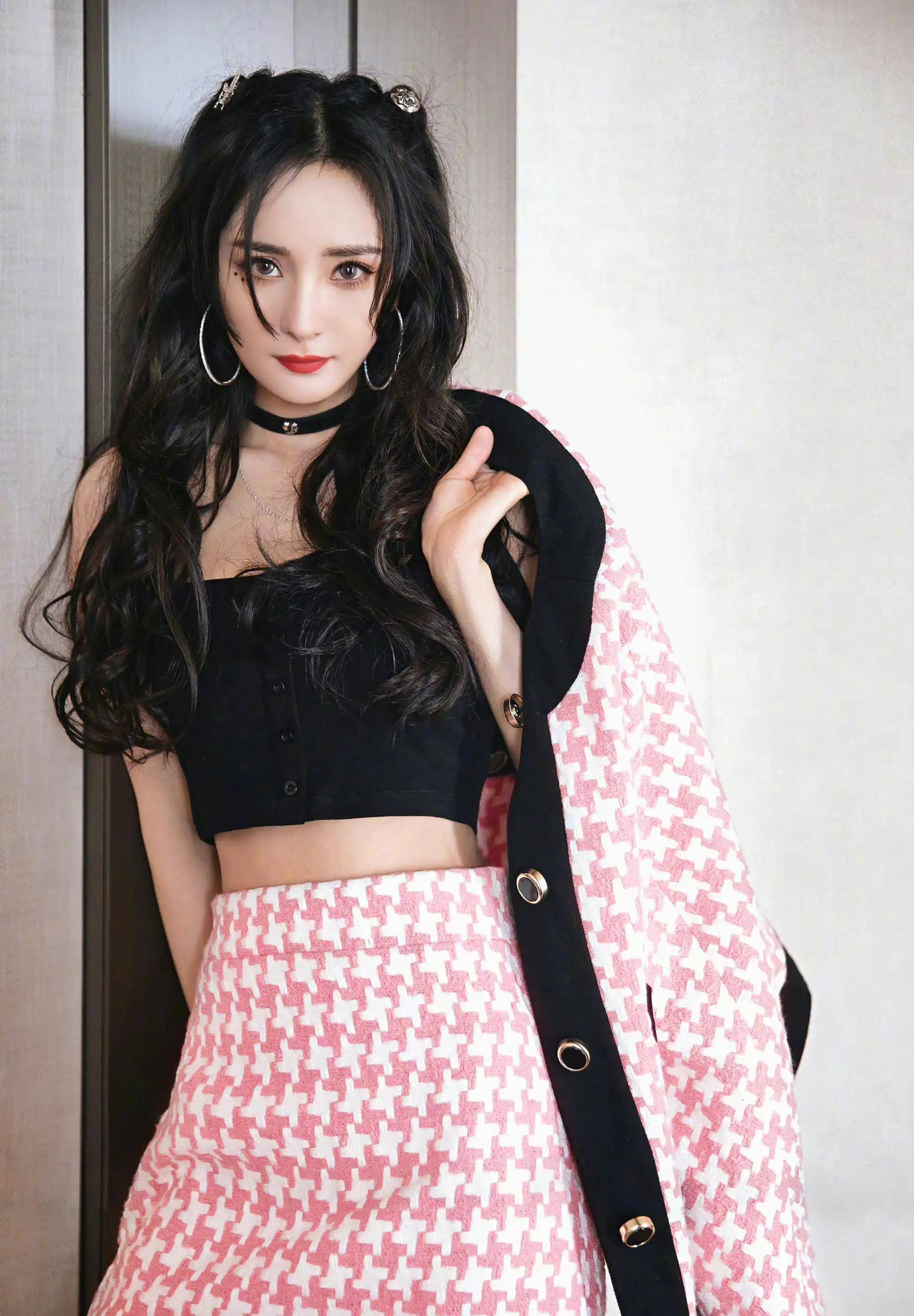 杨幂粉色调少女服装_黑色_很漂亮_眼睛