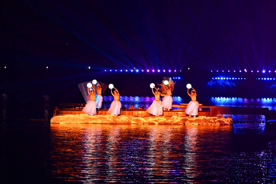 上,云霄飘逸·直升机秀(4月29日至5月3日,15:20-15:40),出演莱维斯曼