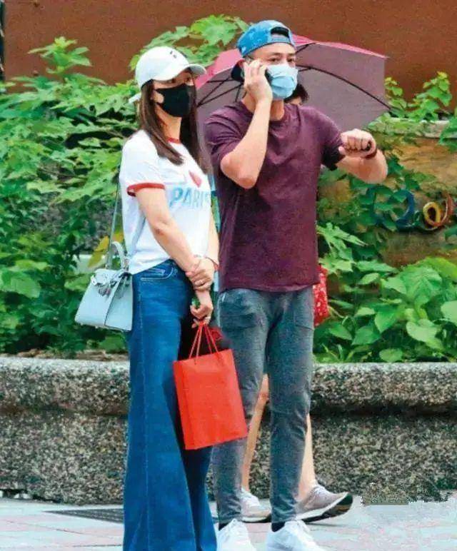 林心如霍建华街拍,一个穿得随意像个大叔,一个背着名贵包包像少女
