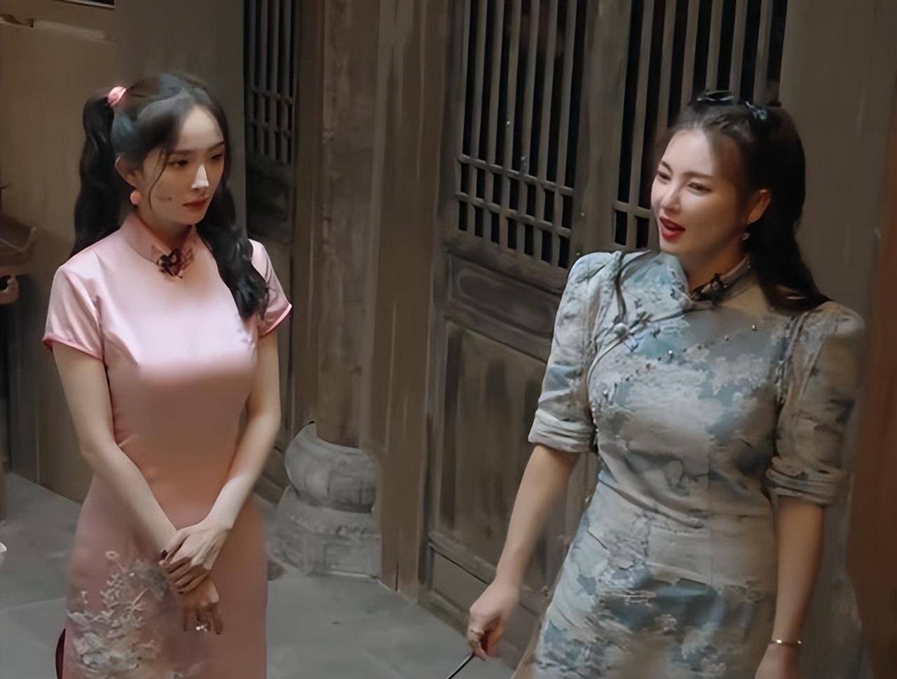 杨幂和张雨绮同穿旗袍,虽风格气场不同!瘦腰长腿的身材令人羡慕