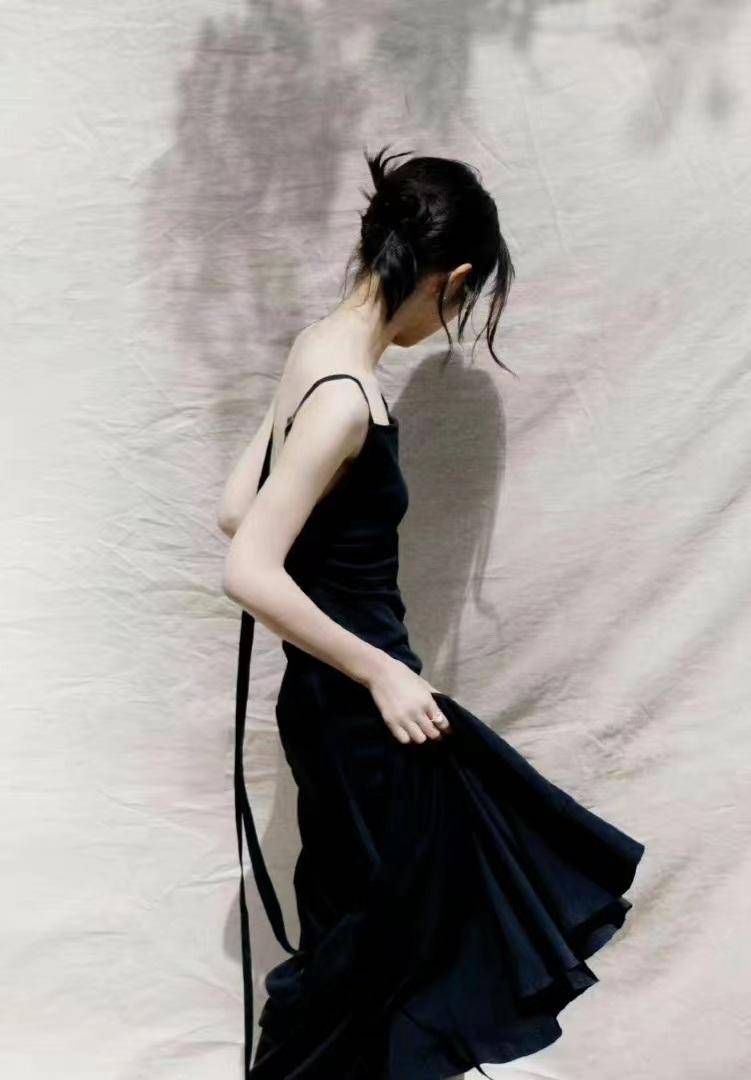 张子枫北京节穿黑色礼服裙拍大片,温柔又高级_时尚_帆布鞋_北影